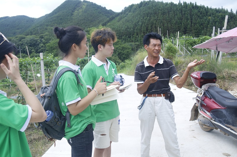 蒋增保先生为暑期社会实践团成员讲解（一）